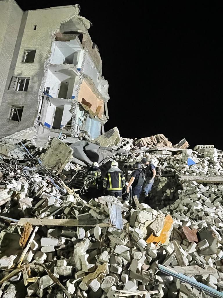 Ракетный удар по Часовому Яру: под завалами дома находятся десятки людей, есть погибшие (обновлено) - 4 - изображение