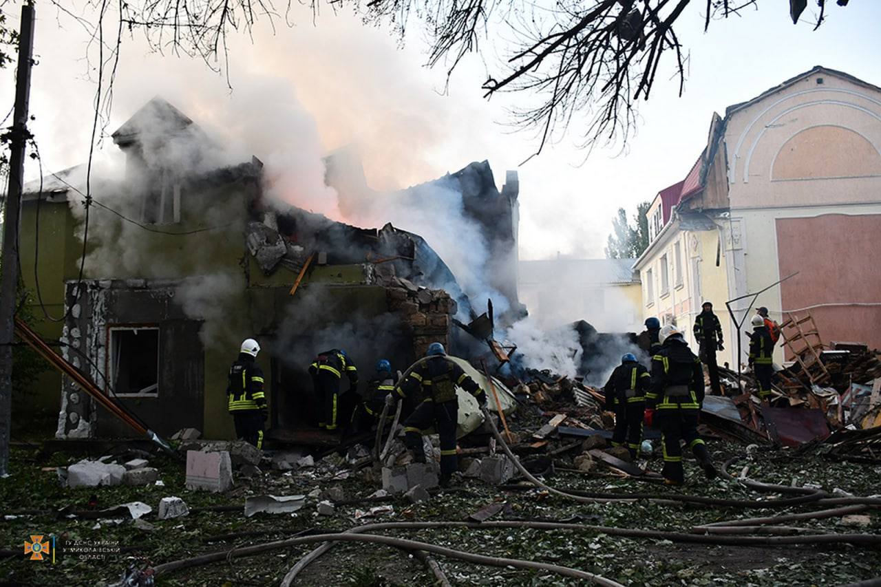 В Николаеве обстреляли дома, больницы, лицей и ТЦ: 12 пострадавших (фото,  видео)