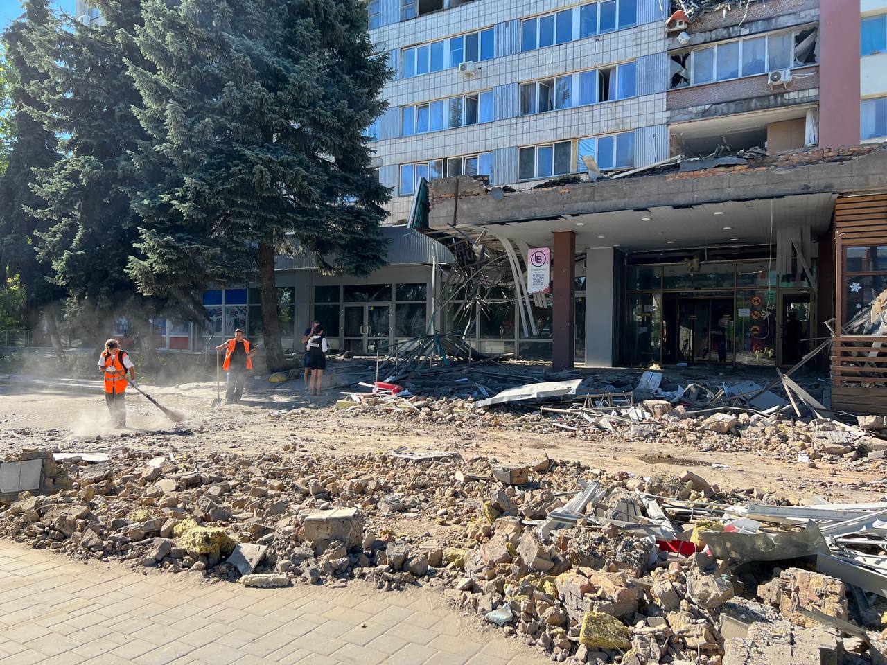 Мэр Николаева: в городе обстреляли гостиницу и 2 школы, повреждены до 20 троллейбусов (фото, видео) - 1 - изображение