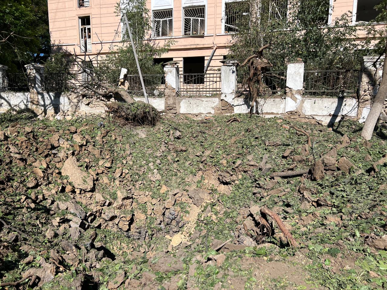 Мэр Николаева: в городе обстреляли гостиницу и 2 школы, повреждены до 20 троллейбусов (фото, видео) - 7 - изображение
