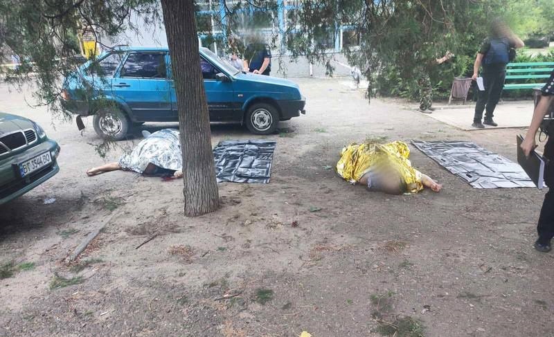 Обстрел Николаева: снаряды упали рядом с остановкой, погибли пять человек (фото, видео 18+) - 6 - изображение