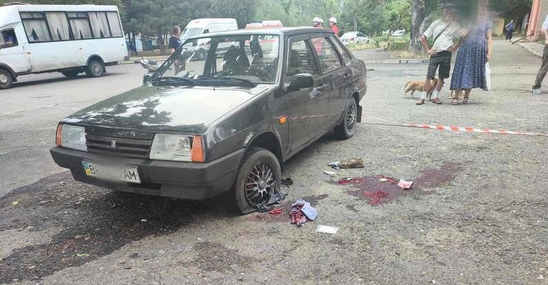 Обстрел Николаева: снаряды упали рядом с остановкой, погибли пять человек (фото, видео 18+) - 3 - изображение