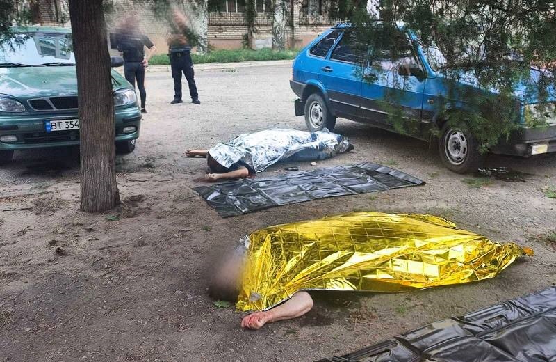 Обстрел Николаева: снаряды упали рядом с остановкой, погибли пять человек (фото, видео 18+) - 1 - изображение