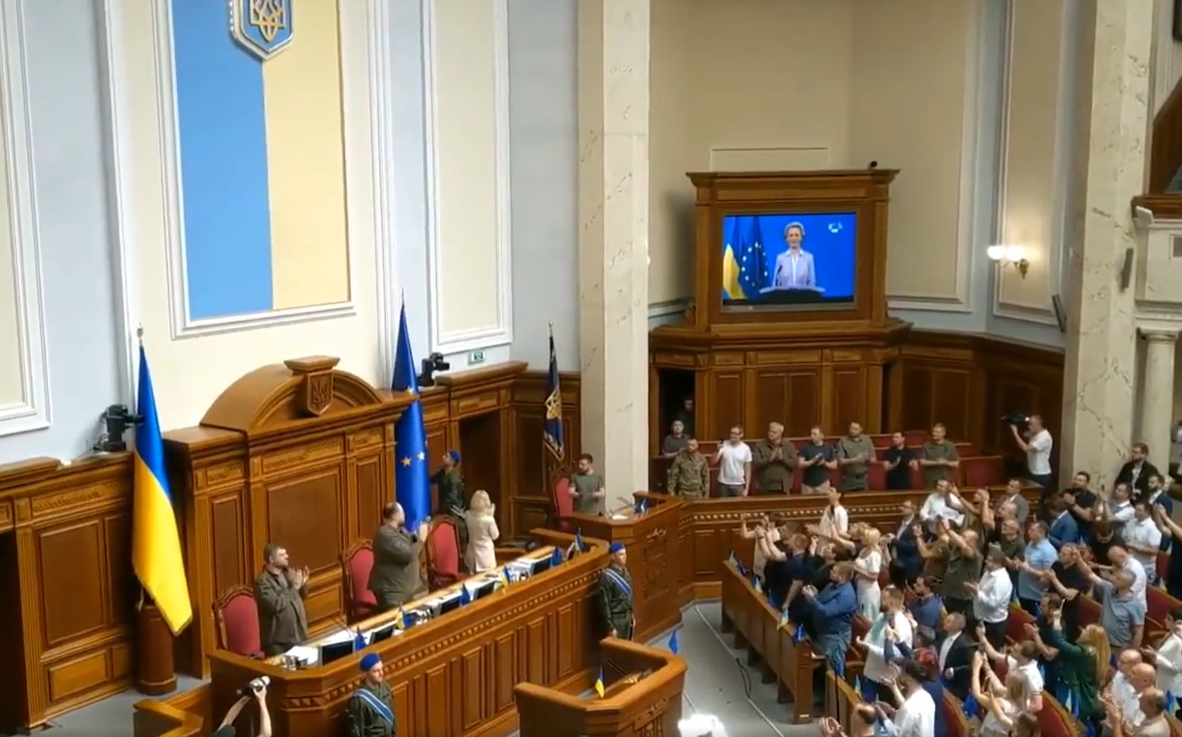В Раде установили флаг ЕС и подписали заявление Украины о членстве в Евросоюзе (видео) - 1 - изображение