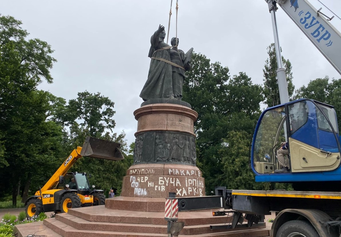 В Переяславе снесли памятник в честь 300-летия воссоединения Украины и  России