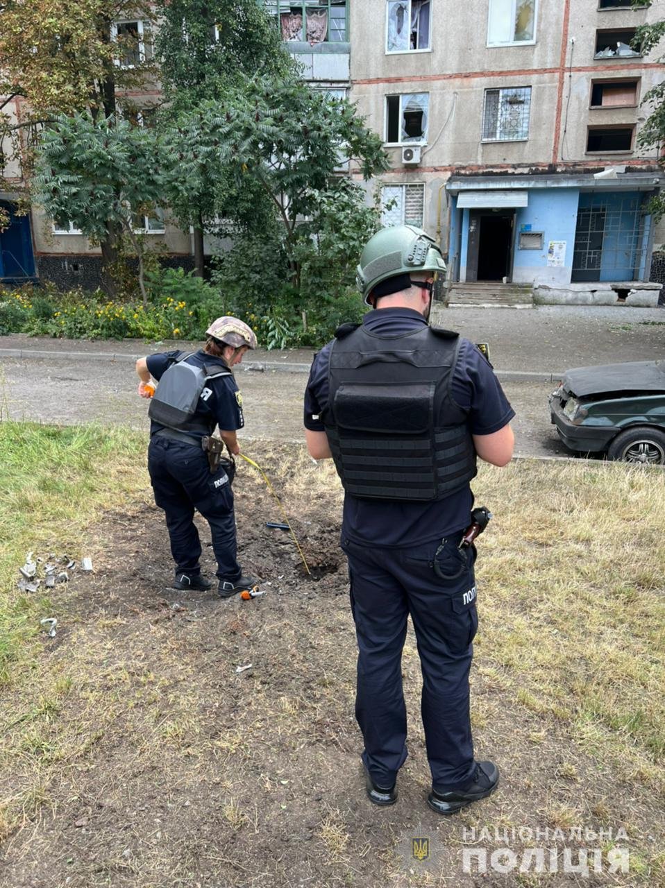 В Харькове обстреляли многоэтажку, повреждены авто, есть жертва и 8 раненых — мэр (фото) - 1 - изображение