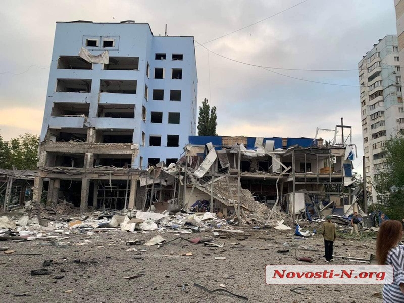 Обстрел Николаева: разрушен супермаркет, повреждены многоэтажки, аптека и магазины (фото, видео) - 1 - изображение