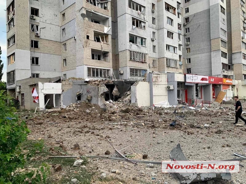 Обстрел Николаева: разрушен супермаркет, повреждены многоэтажки, аптека и магазины (фото, видео) - 3 - изображение