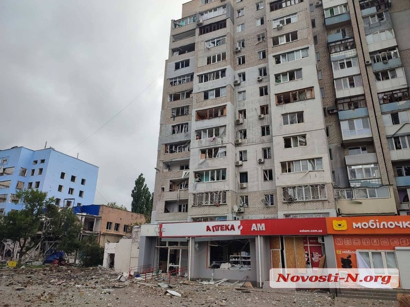 Обстрел Николаева: разрушен супермаркет, повреждены многоэтажки, аптека и магазины (фото, видео) - 2 - изображение