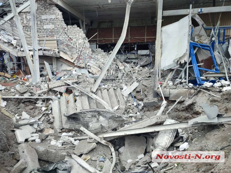 Обстрел Николаева: разрушен супермаркет, повреждены многоэтажки, аптека и магазины (фото, видео) - 4 - изображение