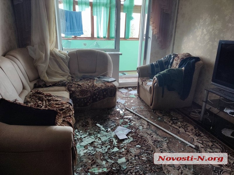 Обстрел Николаева: разрушен супермаркет, повреждены многоэтажки, аптека и магазины (фото, видео) - 6 - изображение