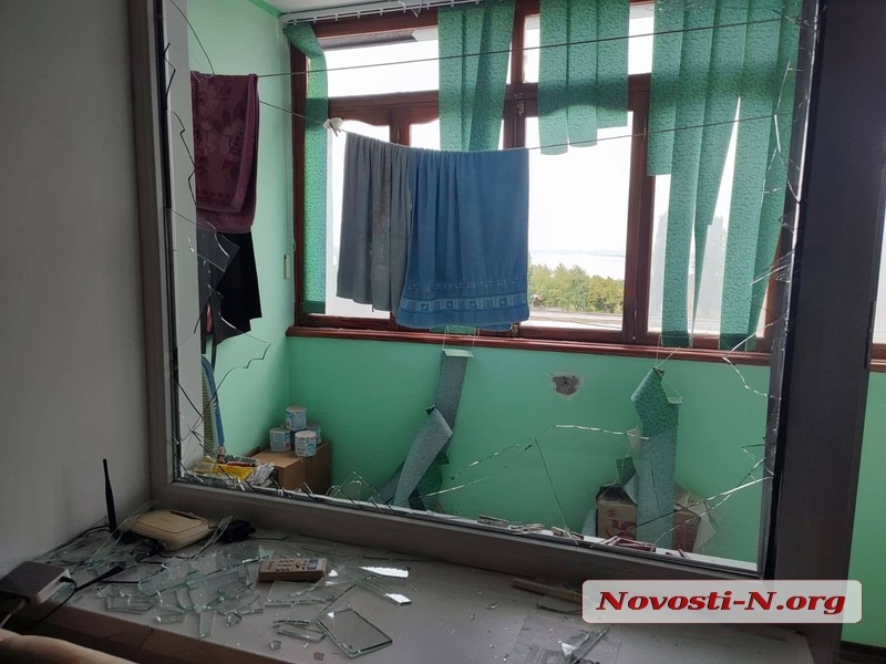 Обстрел Николаева: разрушен супермаркет, повреждены многоэтажки, аптека и магазины (фото, видео) - 5 - изображение