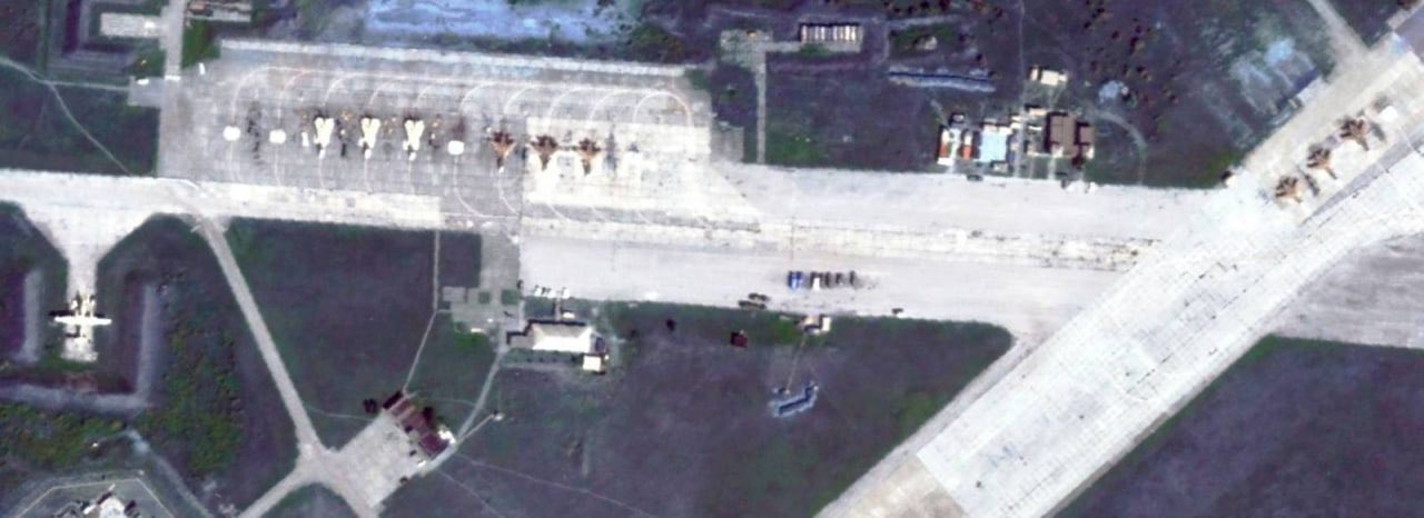 Взрывы на аэродроме в Крыму: в Сети опубликованы первые спутниковые снимки - 8 - изображение