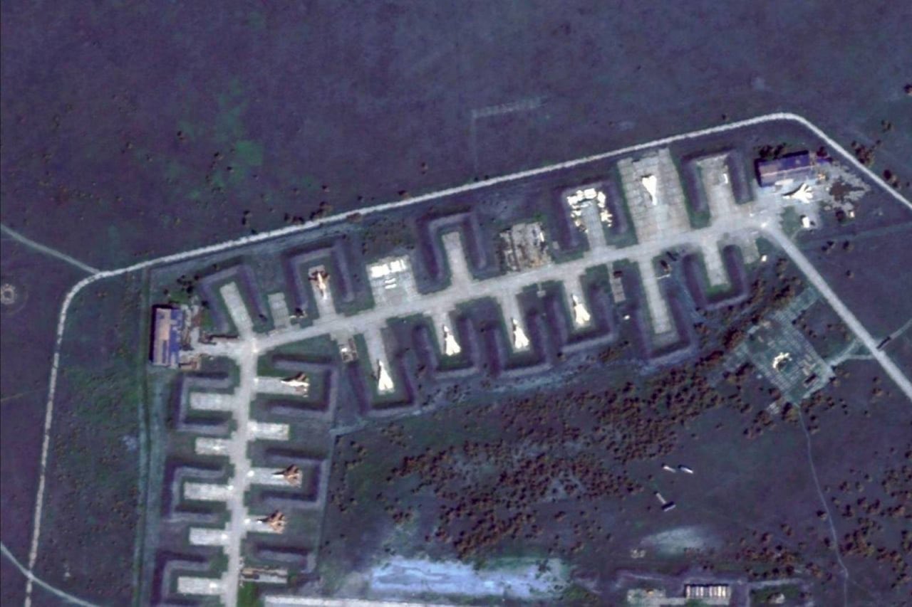 Взрывы на аэродроме в Крыму: в Сети опубликованы первые спутниковые снимки - 6 - изображение