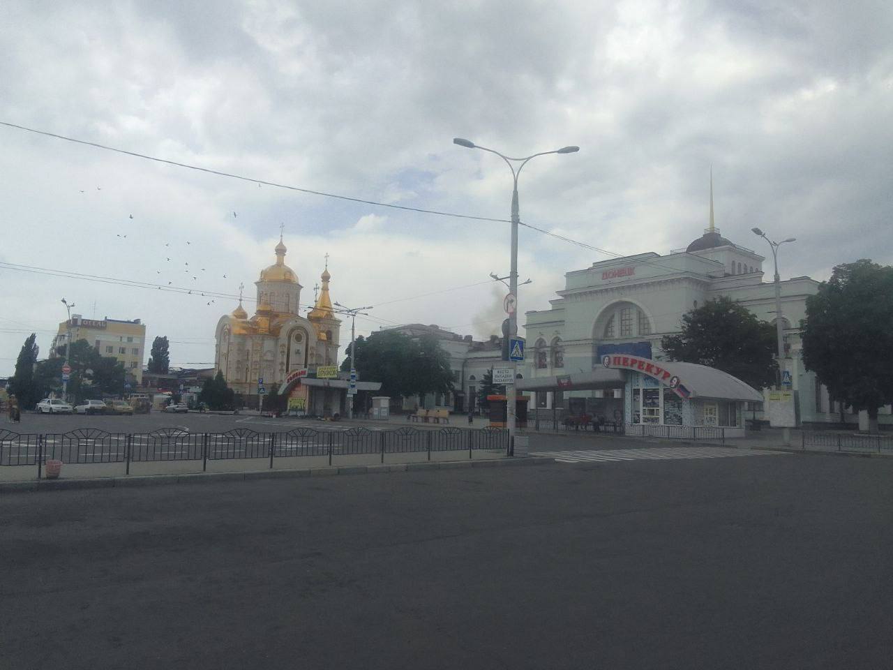 У Мережі показали фото та відео палаючої будівлі залізничного вокзалу в  Донецьку