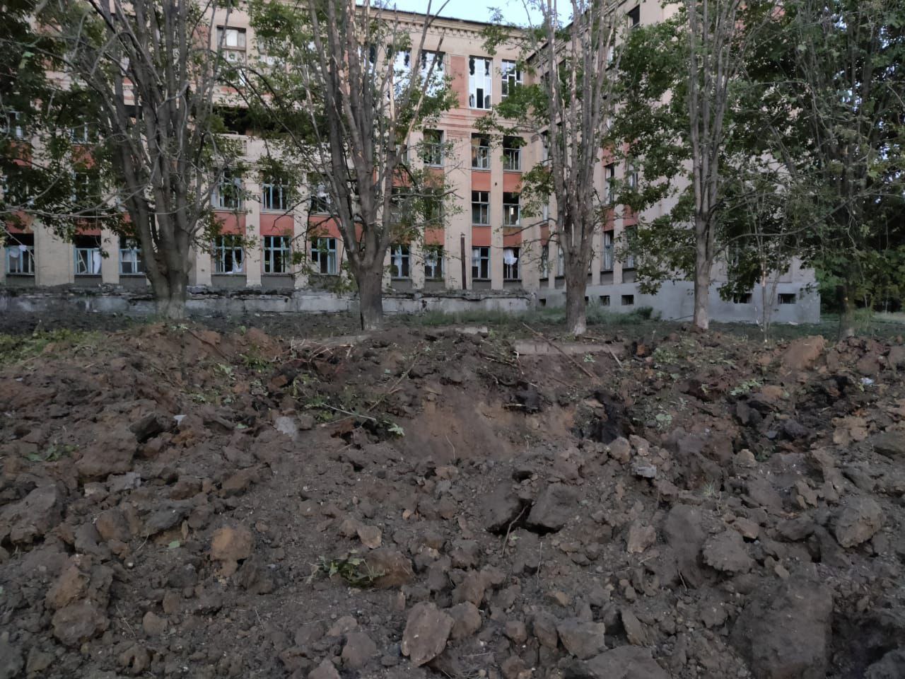 Глава ОВА: в Константиновке обстреляли школу, в Торецке — дома (фото) - 1 - изображение