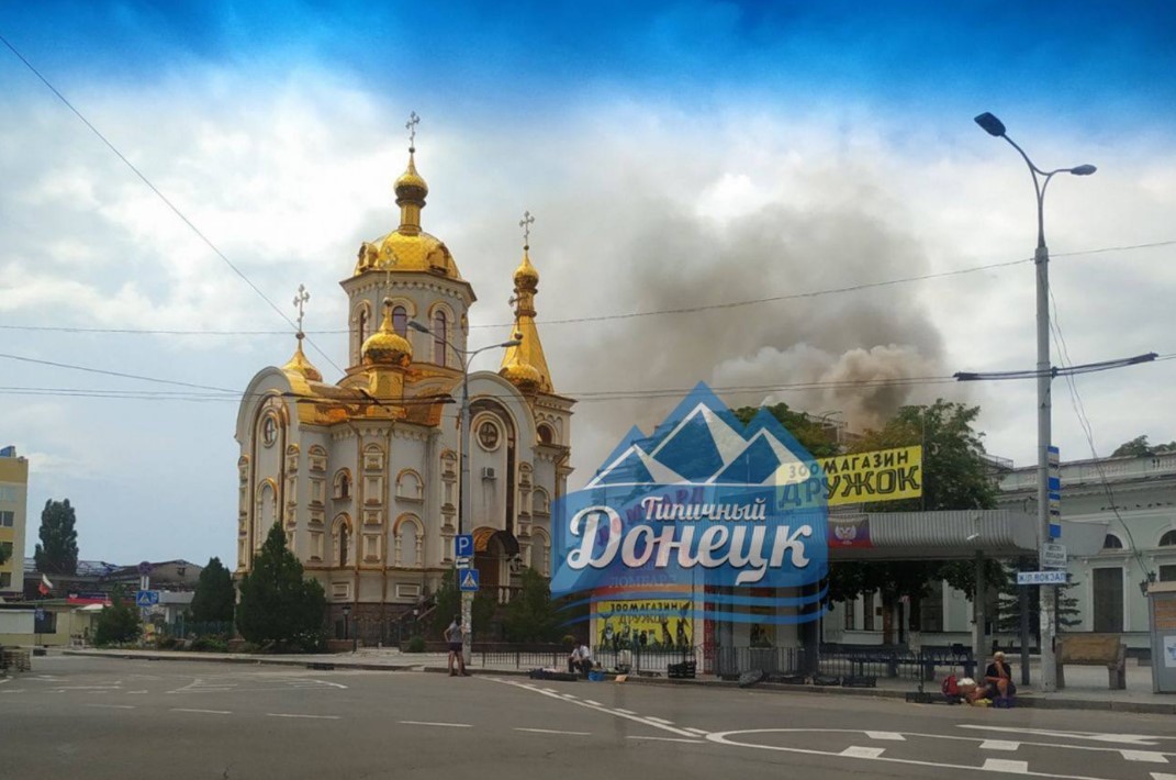 В Сети сообщают об обстреле ж/д вокзала в Донецке (фото, видео) - 1 - изображение