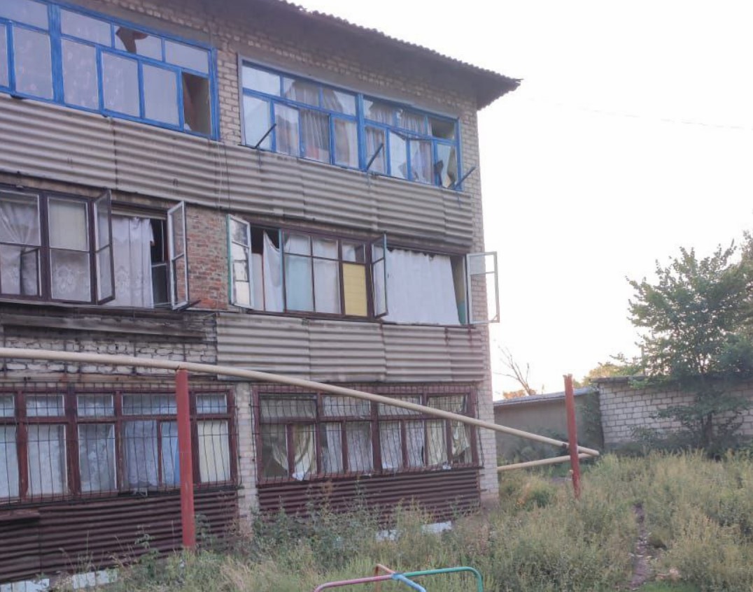 Глава ОВА: в Константиновке обстреляли школу, в Торецке — дома (фото) - 2 - изображение