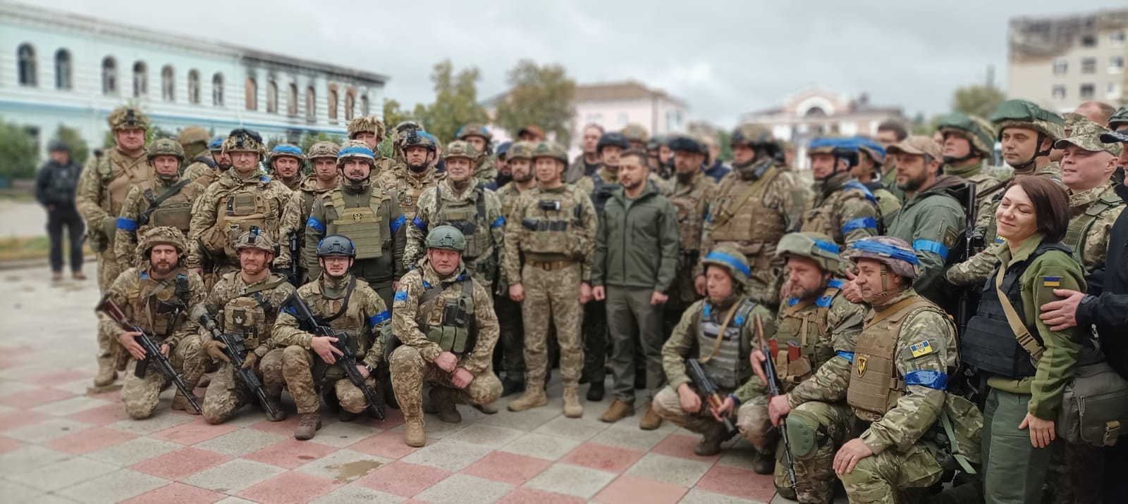 Зеленский посетил Изюм, возвращённый под контроль Украины (фото) - 3 - изображение