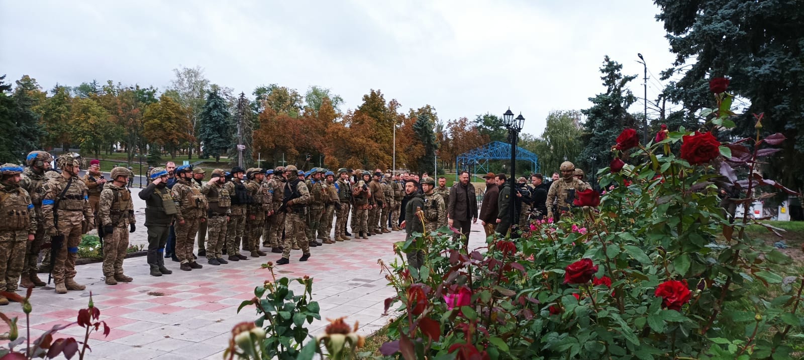 Зеленский посетил Изюм, возвращённый под контроль Украины (фото) - 4 - изображение