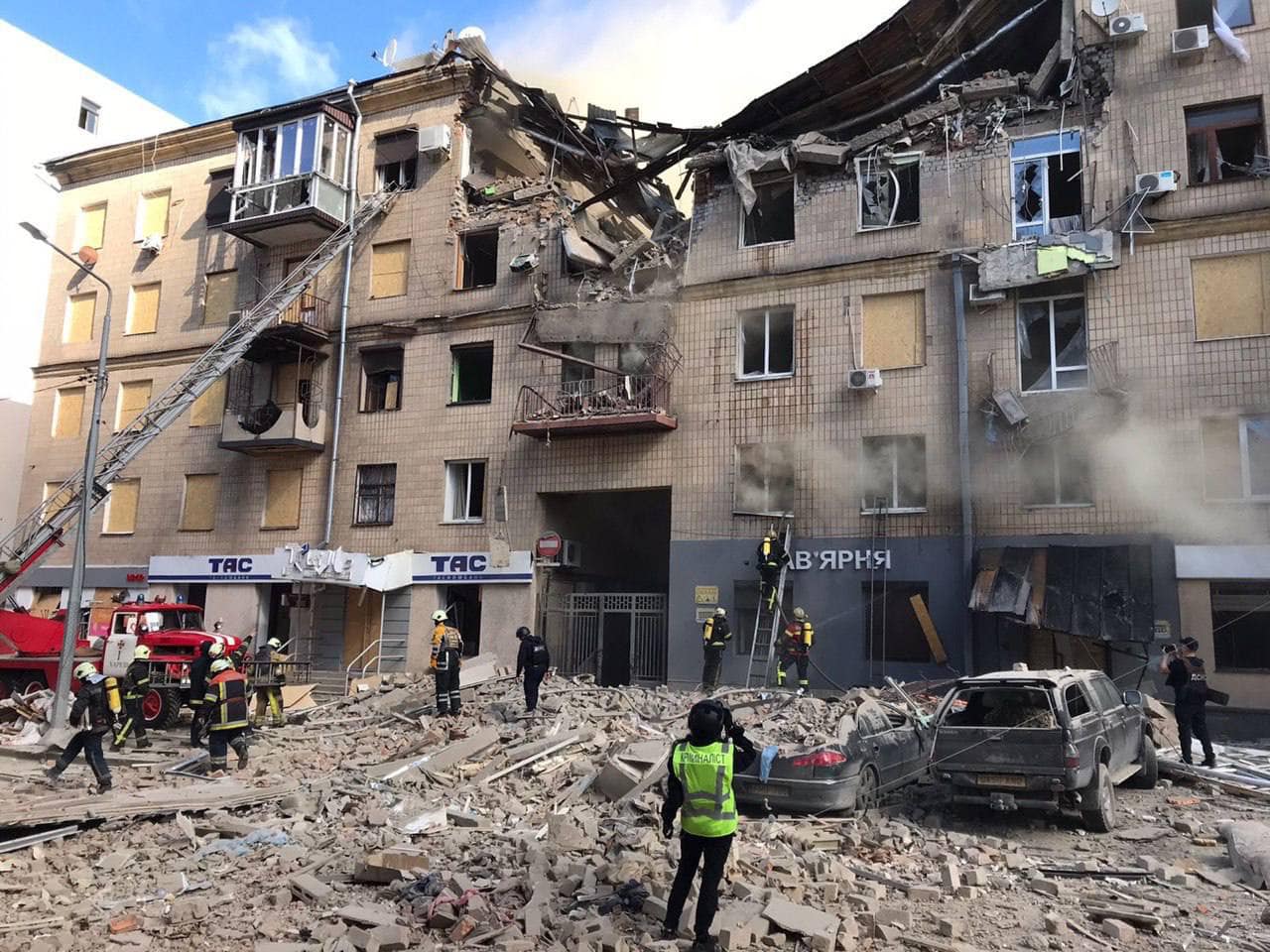 В Харькове ракета попала в крышу пятиэтажки, на месте разбирают завалы — прокуратура (фото) - 9 - изображение