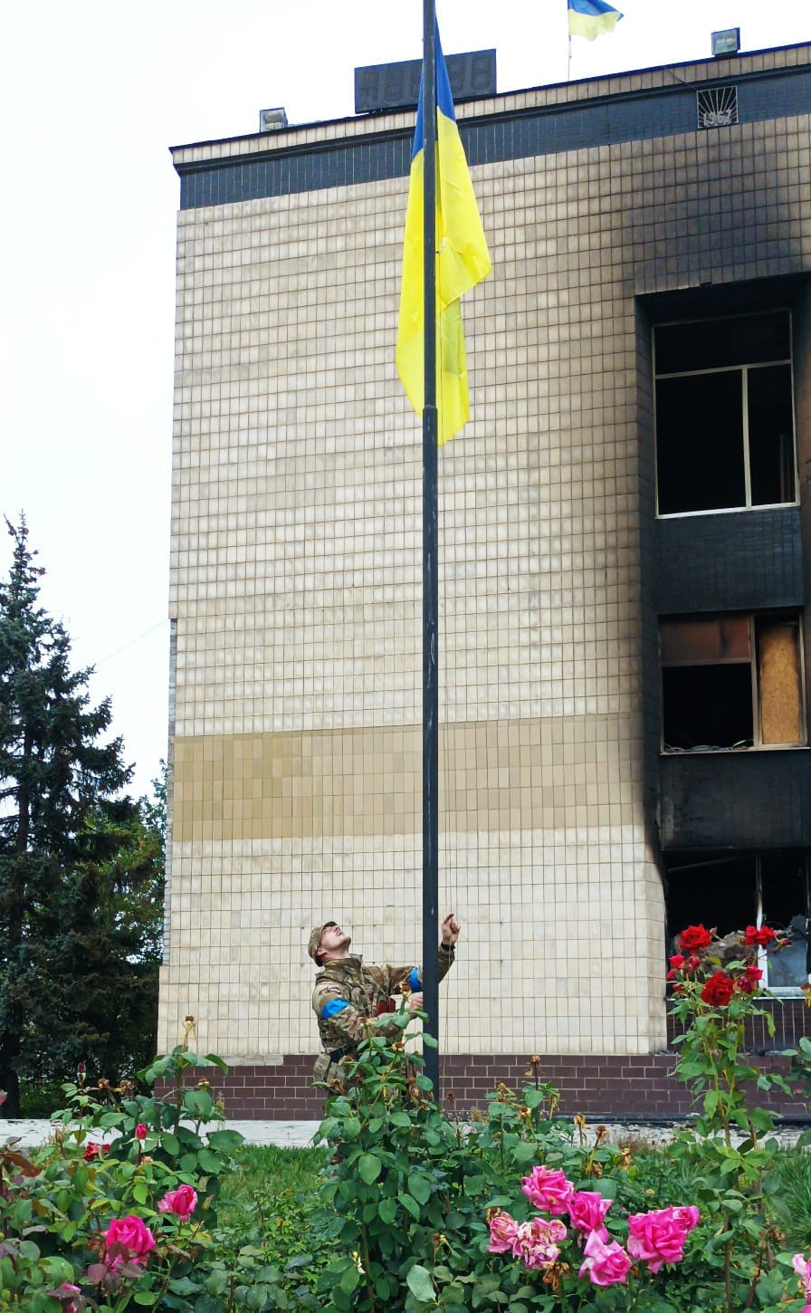 Зеленский посетил Изюм, возвращённый под контроль Украины (фото) - 1 - изображение