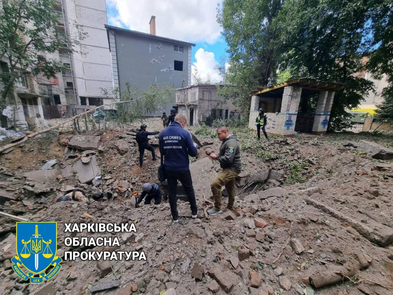 В Харькове ракета попала в крышу пятиэтажки, на месте разбирают завалы — прокуратура (фото) - 8 - изображение