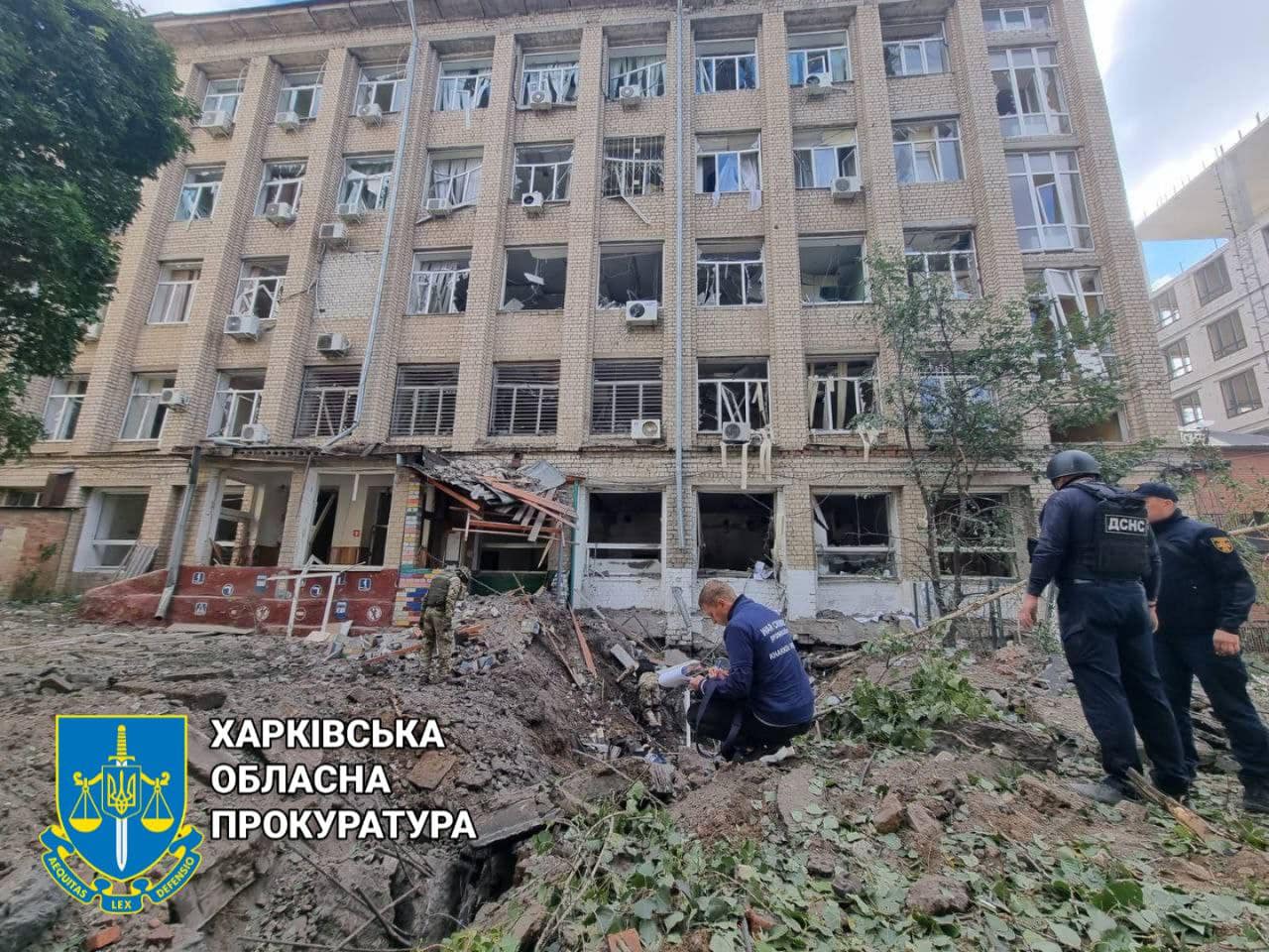 В Харькове ракета попала в крышу пятиэтажки, на месте разбирают завалы — прокуратура (фото) - 7 - изображение