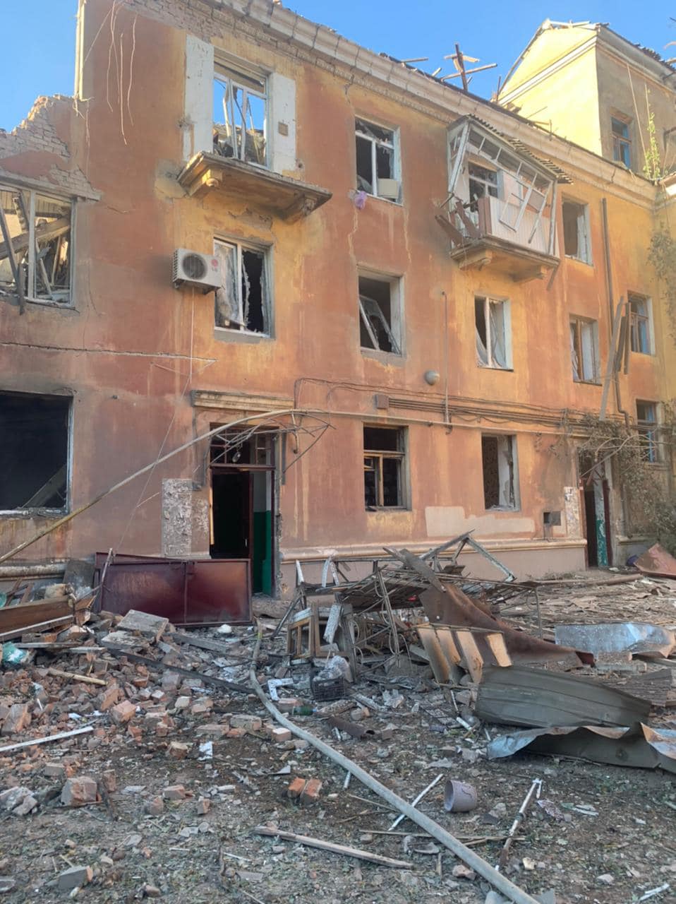 В Славянске из-за обстрела «сложился» подъезд жилого дома — мэр (фото, видео) - 5 - изображение
