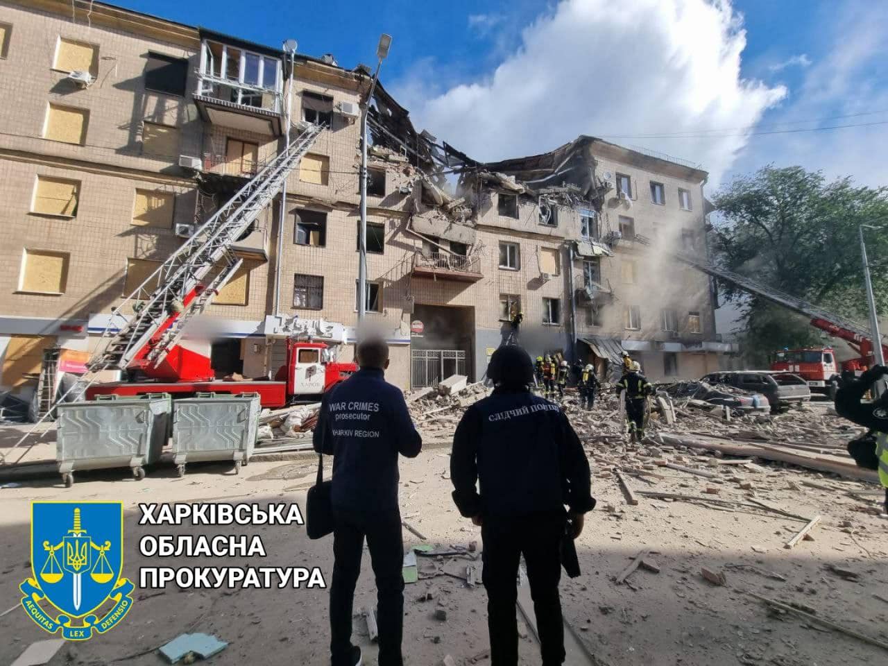 В Харькове ракета попала в крышу пятиэтажки, на месте разбирают завалы — прокуратура (фото) - 4 - изображение