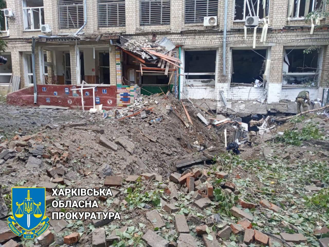В Харькове ракета попала в крышу пятиэтажки, на месте разбирают завалы — прокуратура (фото) - 2 - изображение