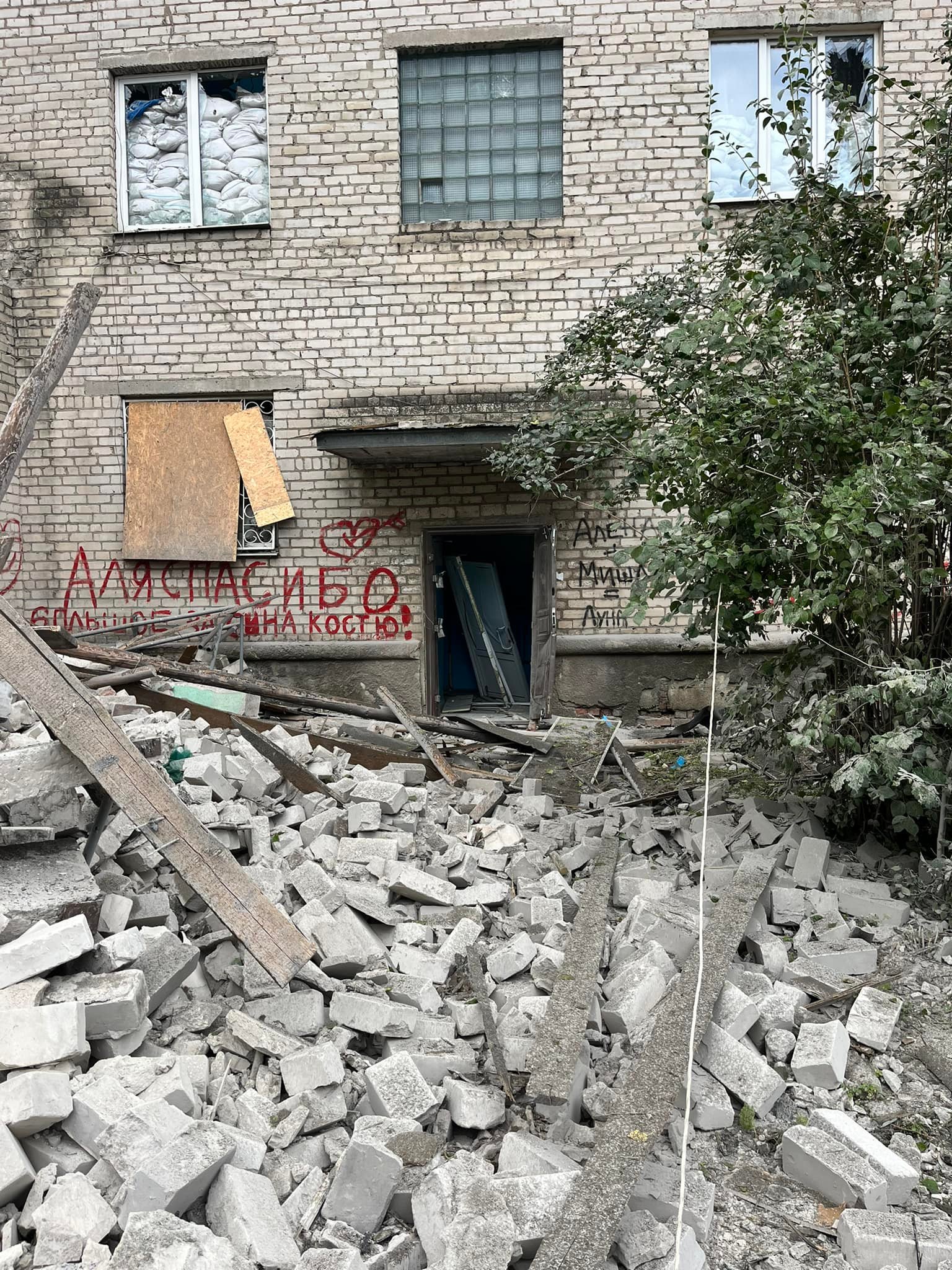 Обстрел Краматорска: ракета попала в перинатальный центр, есть разрушения — мэр (фото, видео) - 3 - изображение