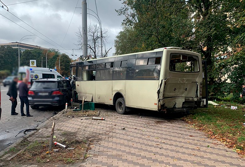 В Киеве Mercedes въехал в маршрутку, пострадали более 20 пассажиров (фото, видео) - 3 - изображение