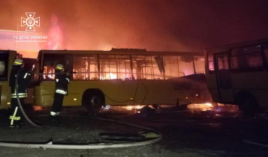 В Днепре обстреляли жилой район и АТП: сгорели больше 100 автобусов, есть жертва (фото, видео) - 1 - изображение