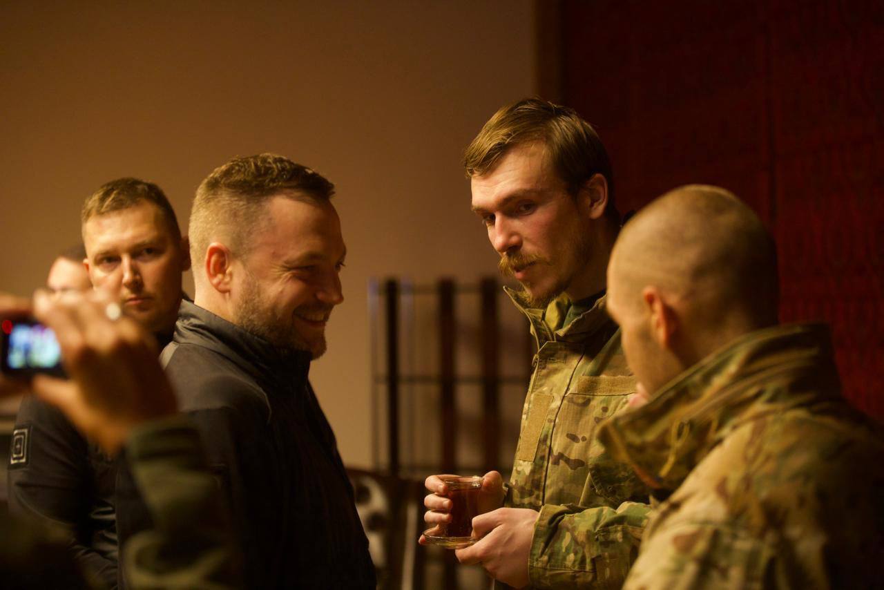 Украина вернула из плена 215 человек, России отдали Медведчука (фото, видео) - 1 - изображение