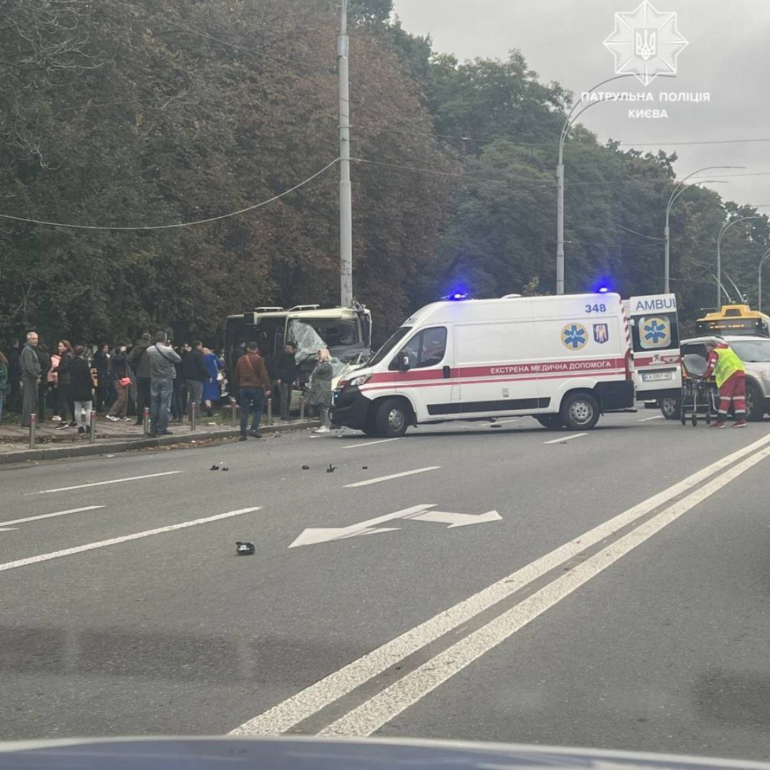 В Києві Mercedes в’їхав в маршрутку, постраждали понад 20 пасажирів (фото) - 1 - изображение