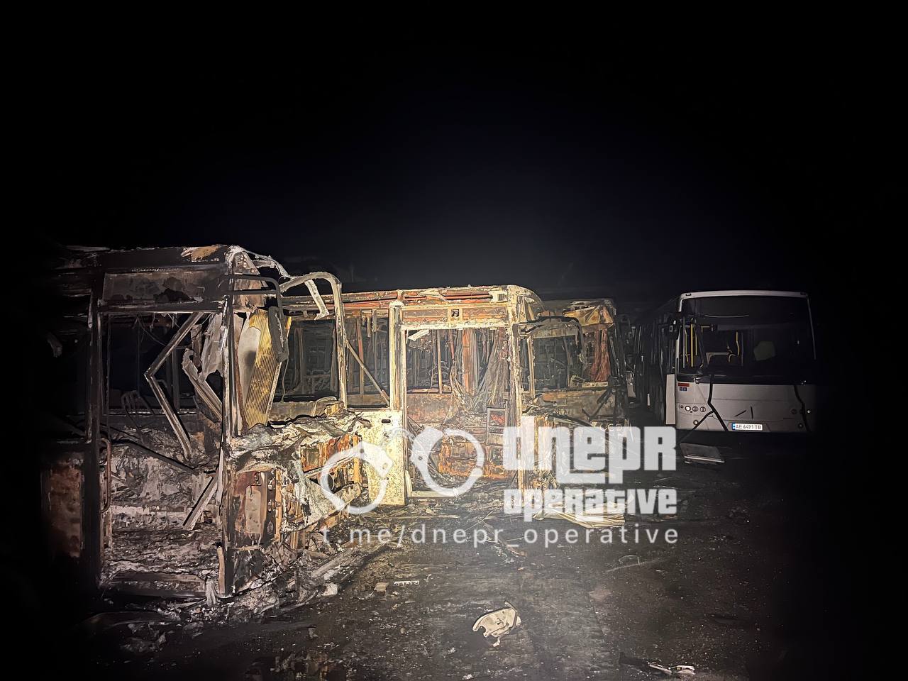 В Днепре обстреляли жилой район и АТП: сгорели больше 100 автобусов, есть жертва (фото, видео) - 2 - изображение