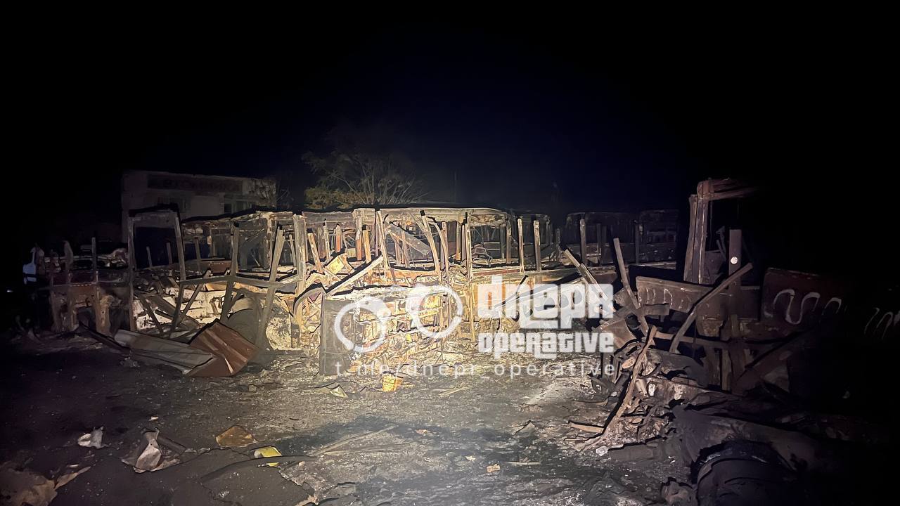 В Днепре обстреляли жилой район и АТП: сгорели больше 100 автобусов, есть жертва (фото, видео) - 3 - изображение