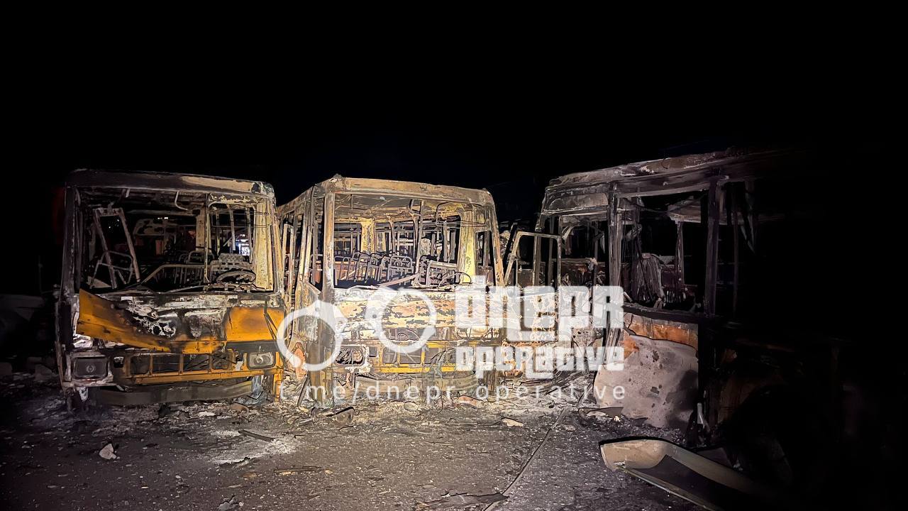 В Днепре обстреляли жилой район и АТП: сгорели больше 100 автобусов, есть жертва (фото, видео) - 5 - изображение