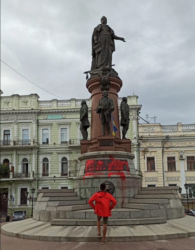 В Одесі втретє за чотири дні облили фарбою пам’ятник Катерині ІІ (фото, відео) - 3 - изображение