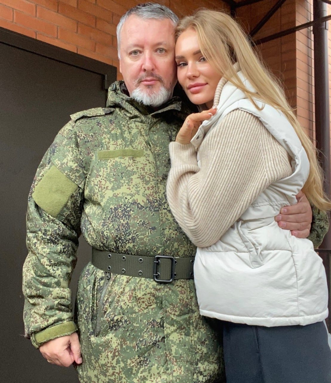 Жена Стрелкова подтвердила, что он находится на фронте (фото) - 1 - изображение
