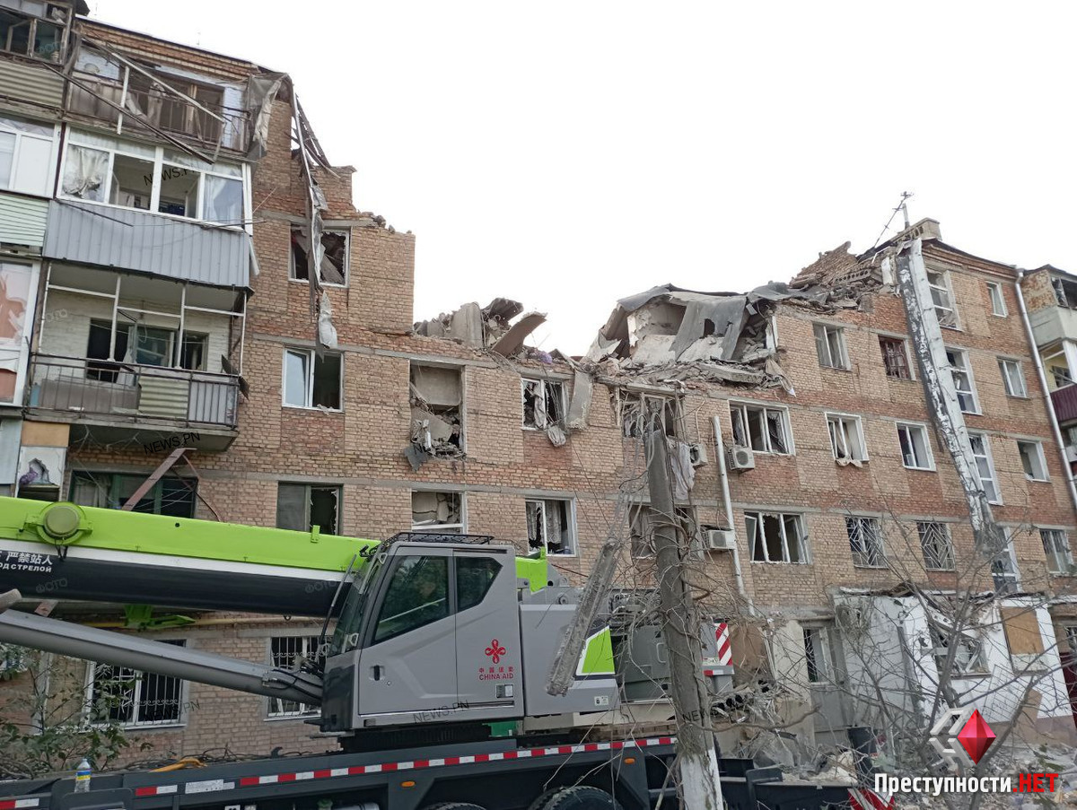 В Миколаєві ракета влучила у п’ятиповерховий будинок: зруйновано два поверхи, під завалами люди - 7 - изображение