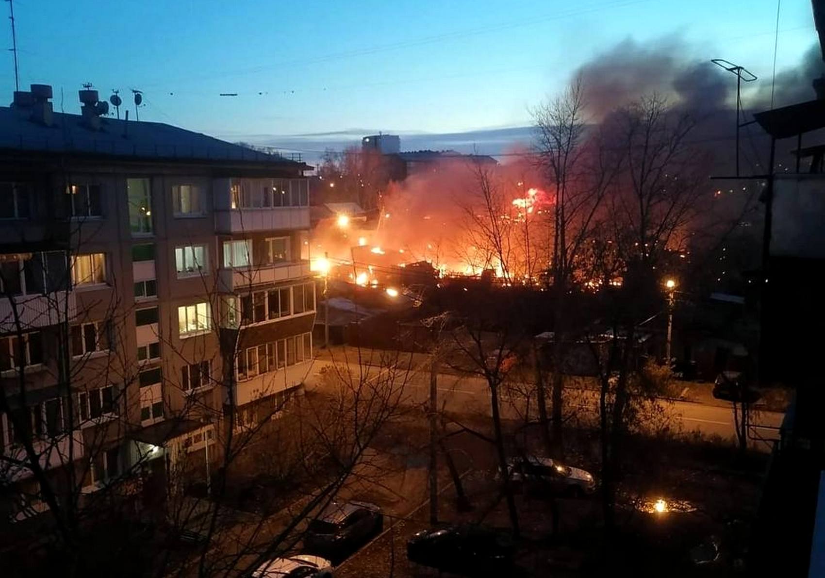 В Иркутске военный самолёт упал на жилой дом (видео)