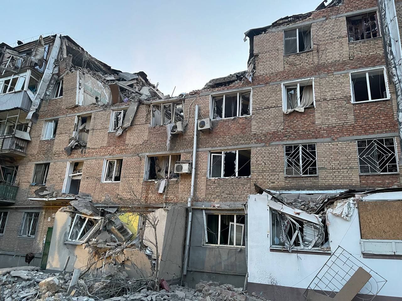 В Миколаєві ракета влучила у п’ятиповерховий будинок: зруйновано два поверхи, під завалами люди - 2 - изображение