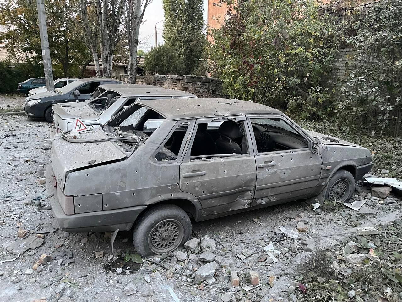 В Миколаєві ракета влучила у п’ятиповерховий будинок: зруйновано два поверхи, під завалами люди - 3 - изображение
