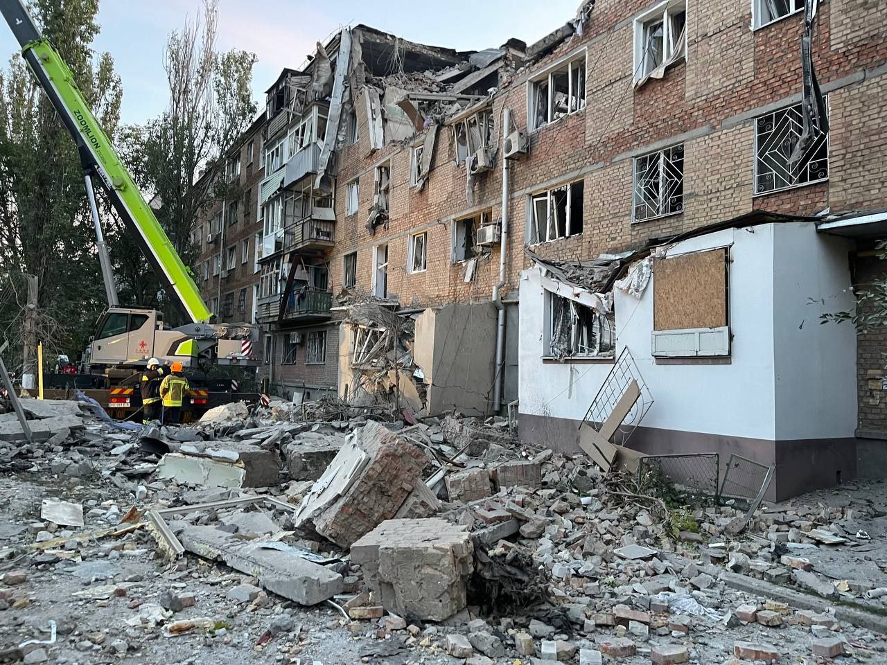 В Миколаєві ракета влучила у п’ятиповерховий будинок: зруйновано два поверхи, під завалами люди - 4 - изображение