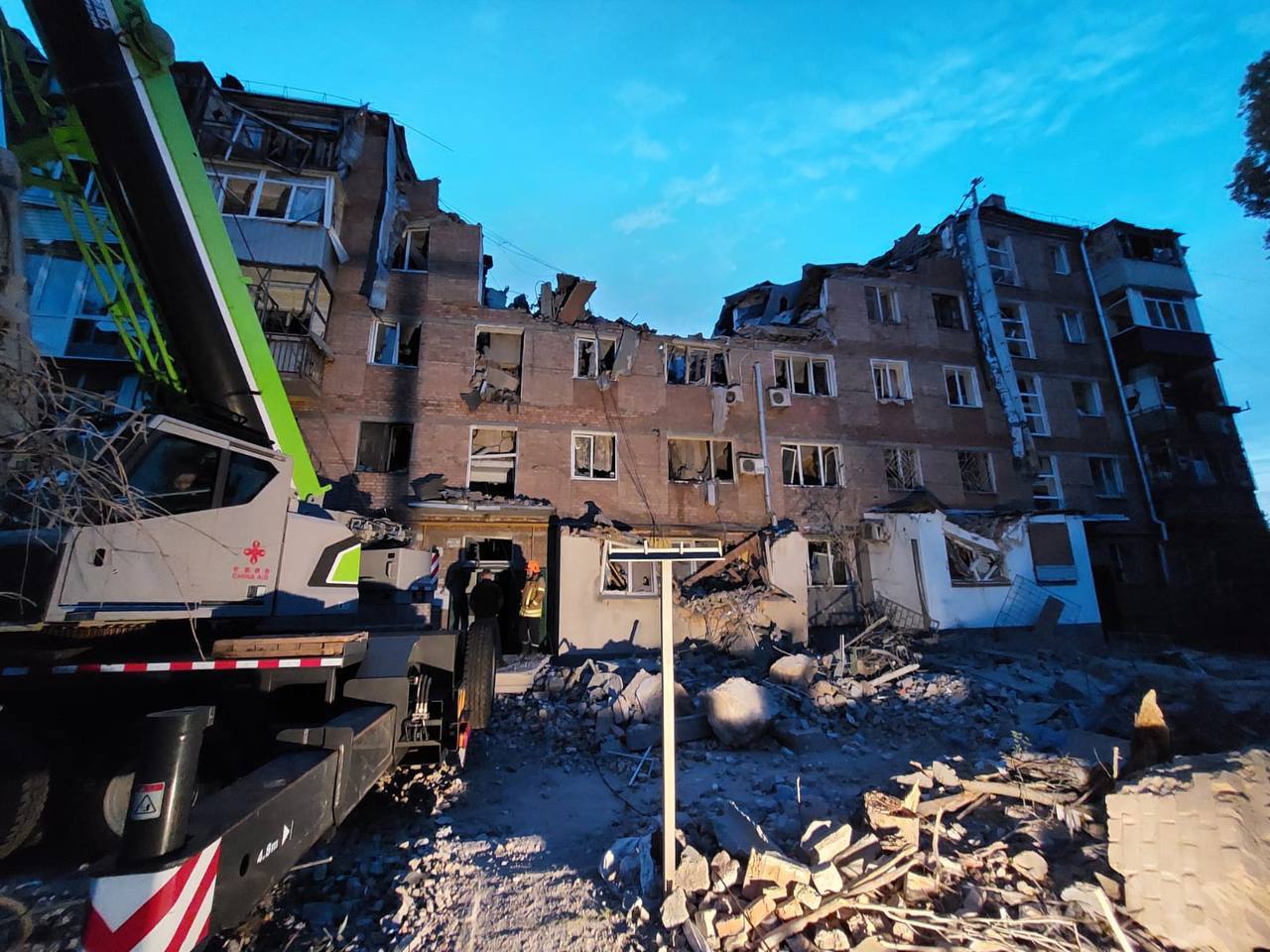 В Миколаєві ракета влучила у п’ятиповерховий будинок: зруйновано два поверхи, під завалами люди - 5 - изображение