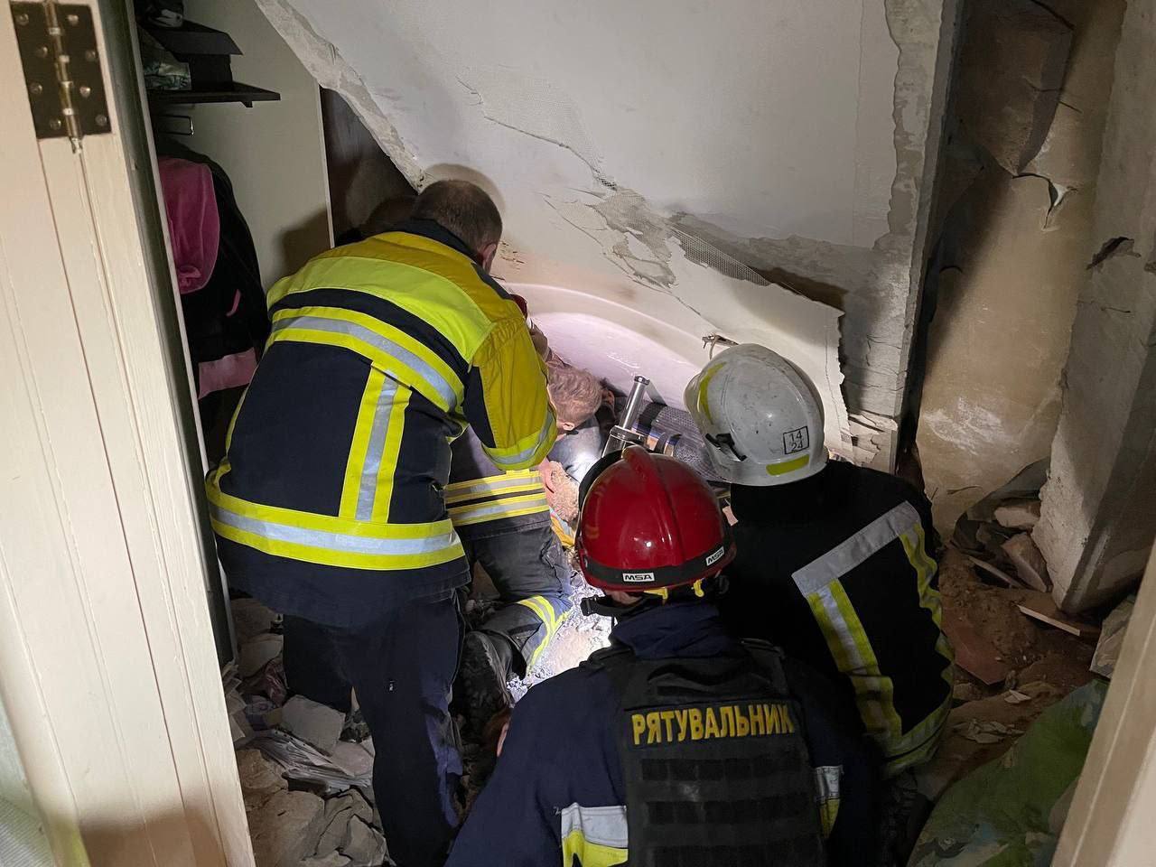 В Николаеве ракета попала в пятиэтажный дом: разрушены два этажа, под завалами люди (фото, видео) - 1 - изображение