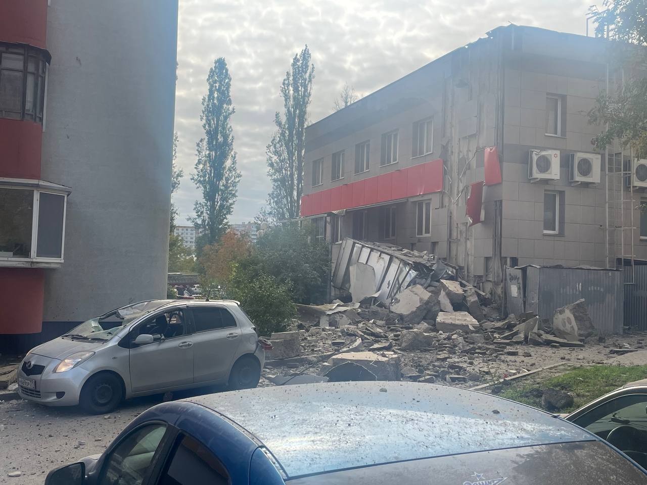 У Бєлгороді уламки ракети впали на багатоповерхівку, є руйнування – ЗМІ (фото, відео) - 5 - изображение