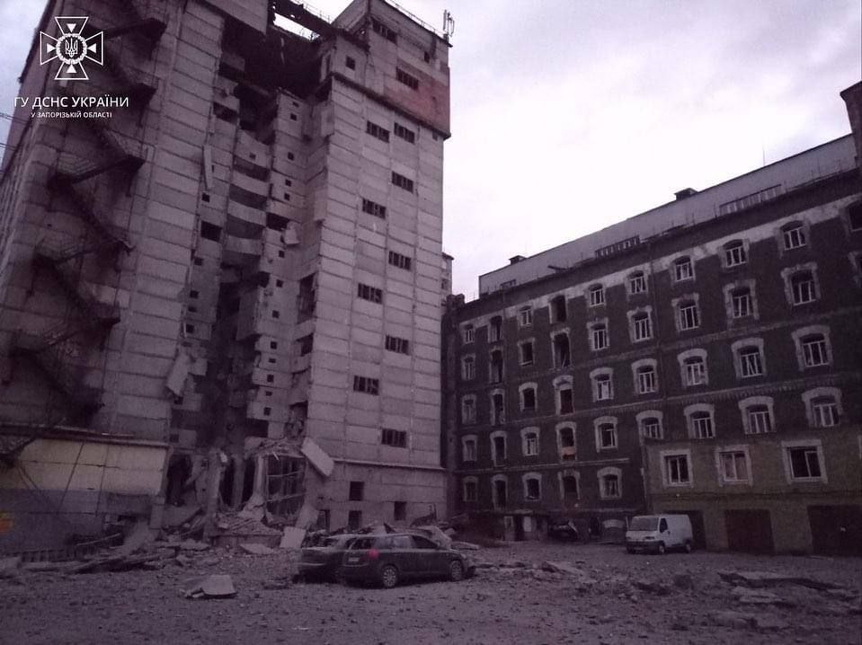 В Запорожье обстреляли объекты инфраструктуры: повреждены здания и авто (фото, видео) - 5 - изображение